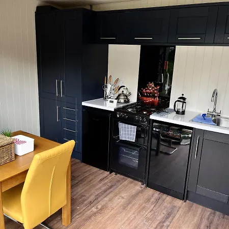 Pine Boutique Lodge With Hot Tub For Couples & Dog York Esterno foto